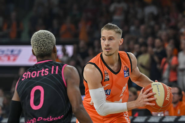 一步深入人 一步深入人